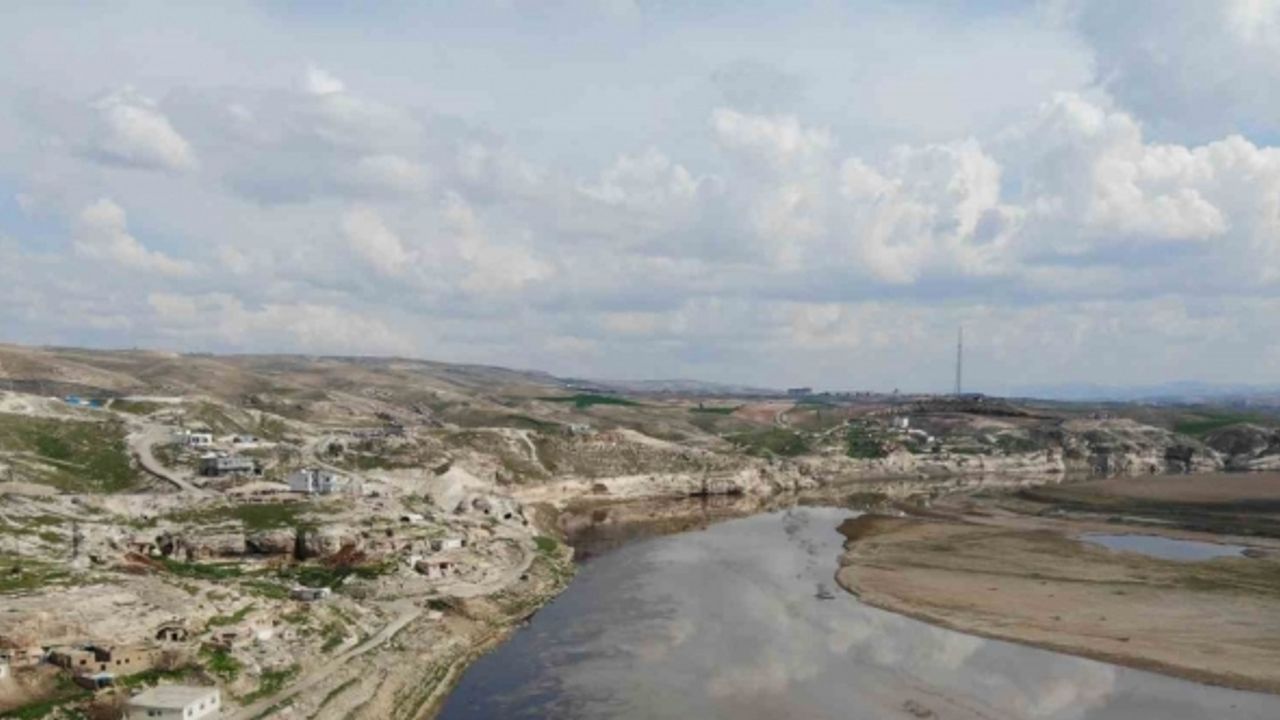 Batman Çayı ve Dicle Nehri’ne sızan ham petrol havadan görüntülendi