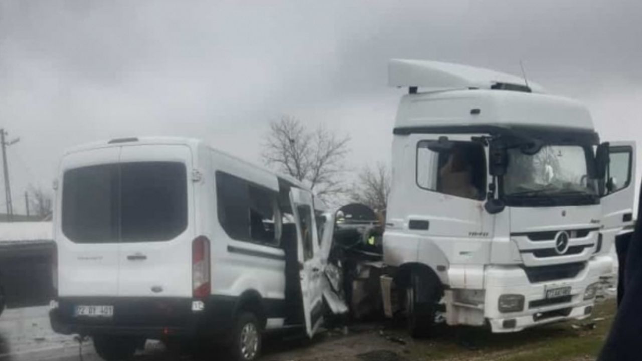 Batman’da minibüs ile tır çarpıştı: 1 ölü, 2 ağır yaralı