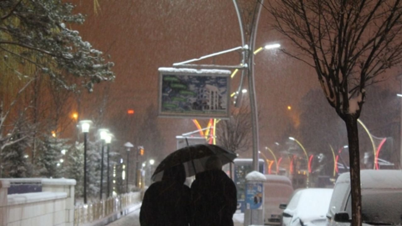 Bayburt’ta kış geri geldi lapa lapa kar yağdı