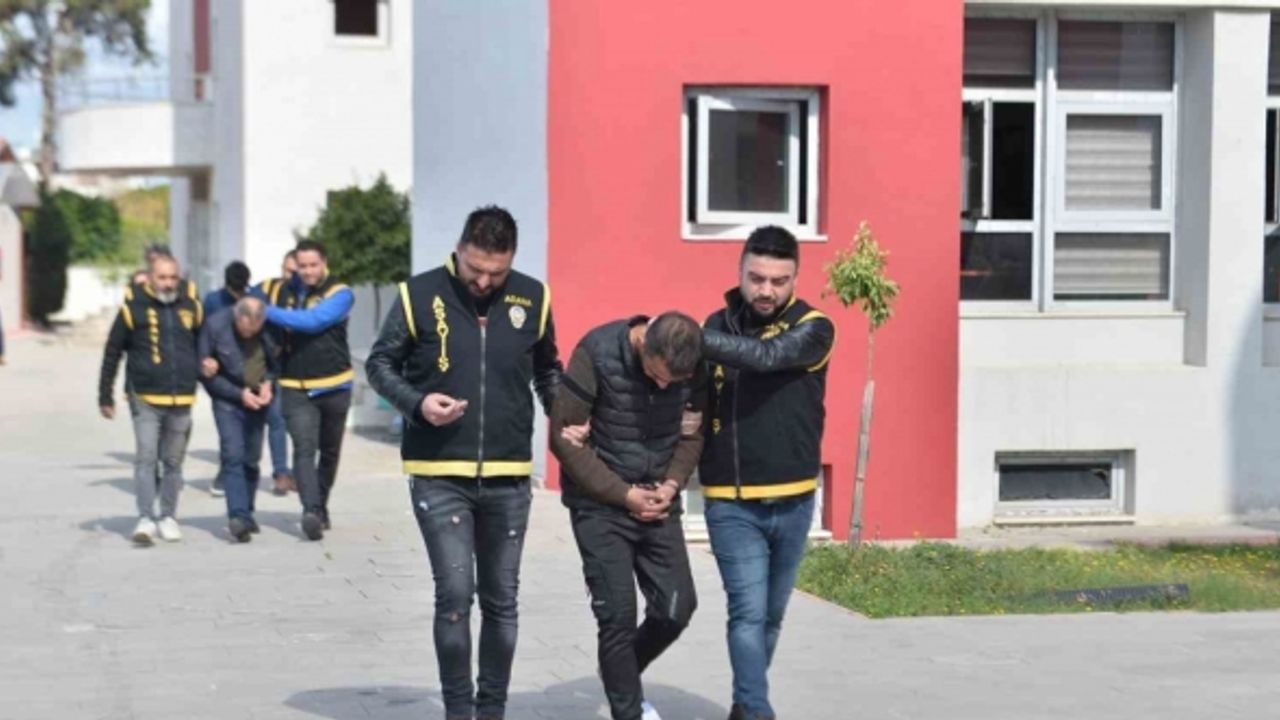 Bebek arabası çalan sevgililer tutuklandı: O anlar kamerada