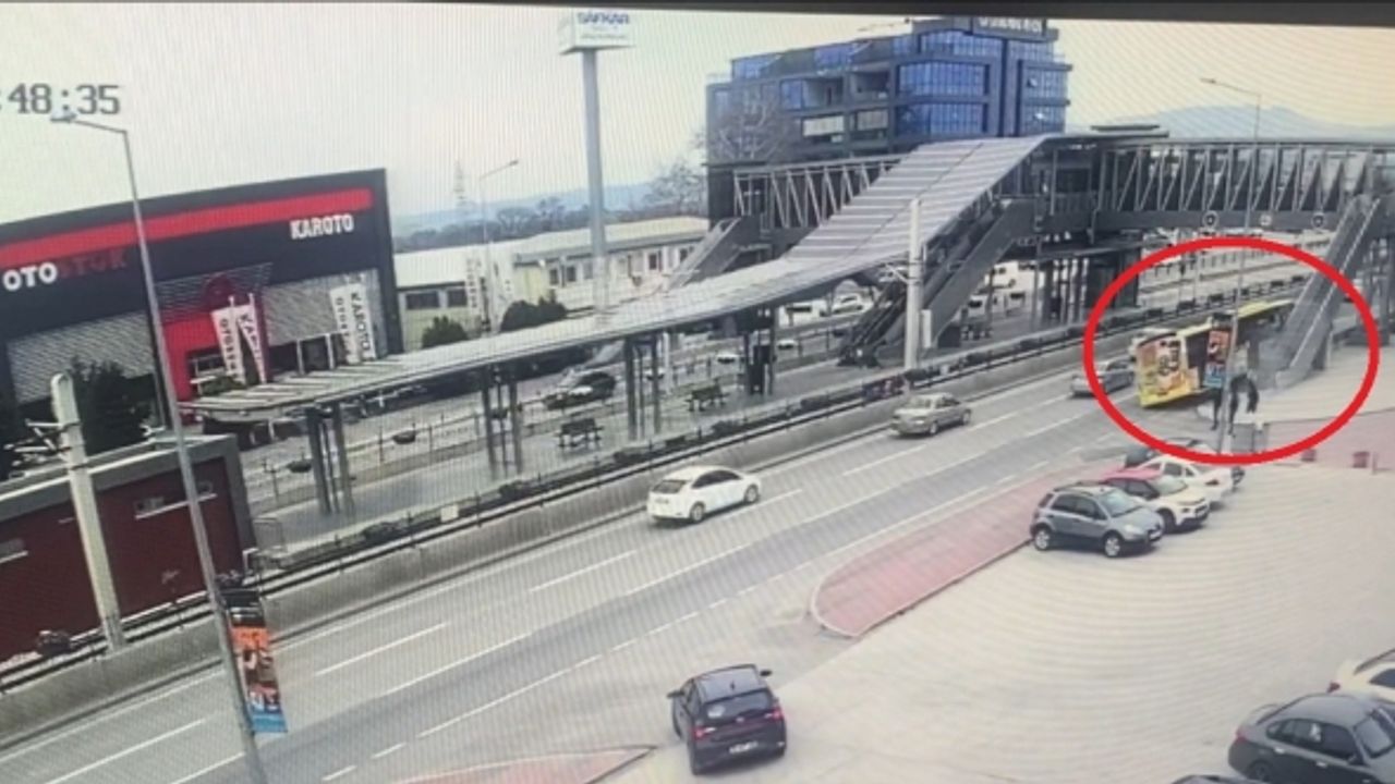 Belediye otobüsünün bariyerlere ok gibi saplandığı kaza kamerada