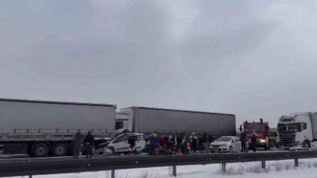 Bolu’da büyük trafik kazası, Ankara istikametine TEM otoyolu trafiğe kapandı