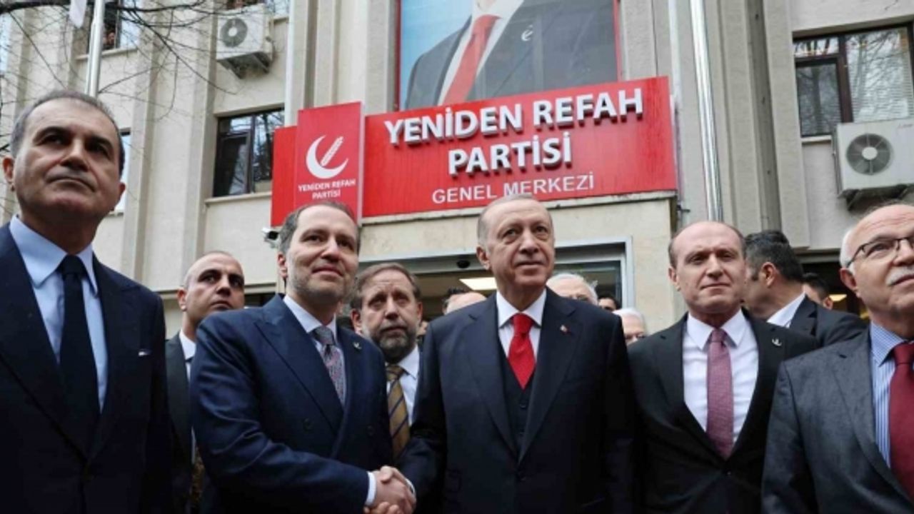 Cumhurbaşkanı Recep Tayyip Erdoğan’ın Yeniden Refah Partisi Genel Başkanı Fatih Erbakan’la görüşmesi başladı.