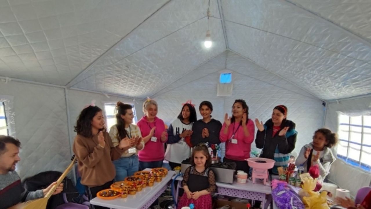 Denizlili öğretmenler, Emine ve Elisa için çadırda doğum günü kutlaması yaptı
