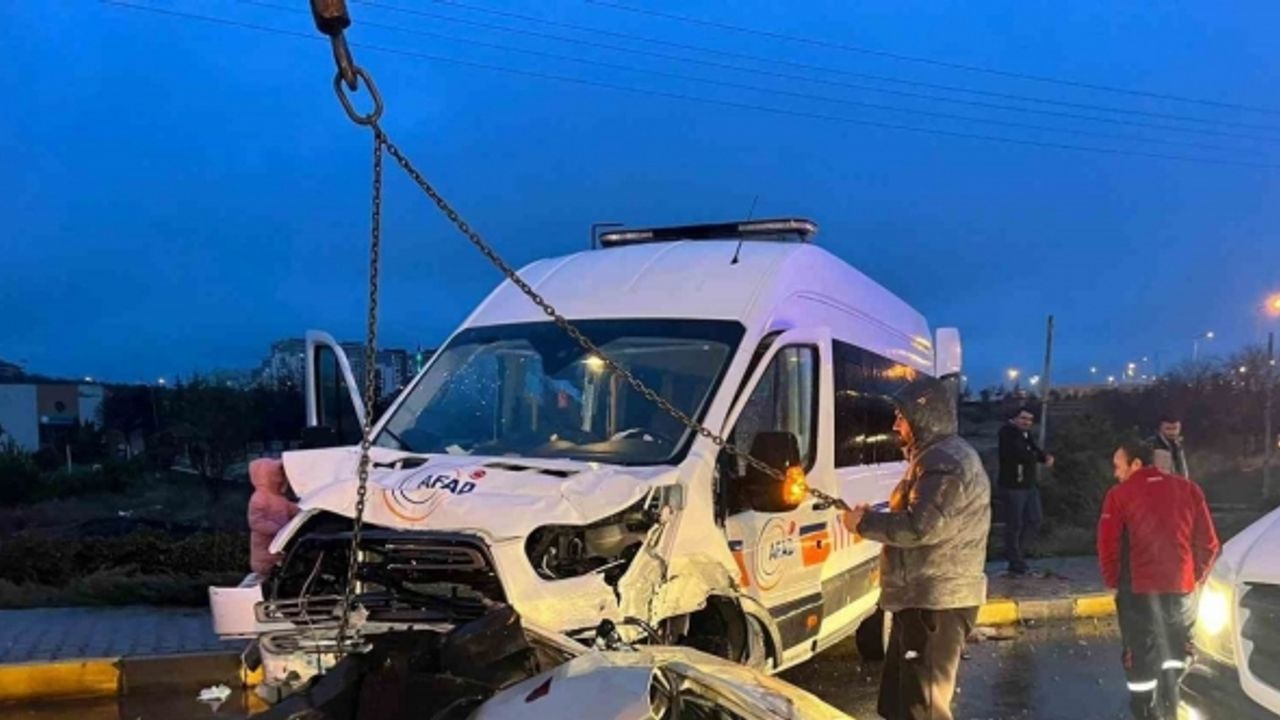 Deprem bölgesine giden AFAD aracı kaza yaptı: 1 ölü, 9 yaralı