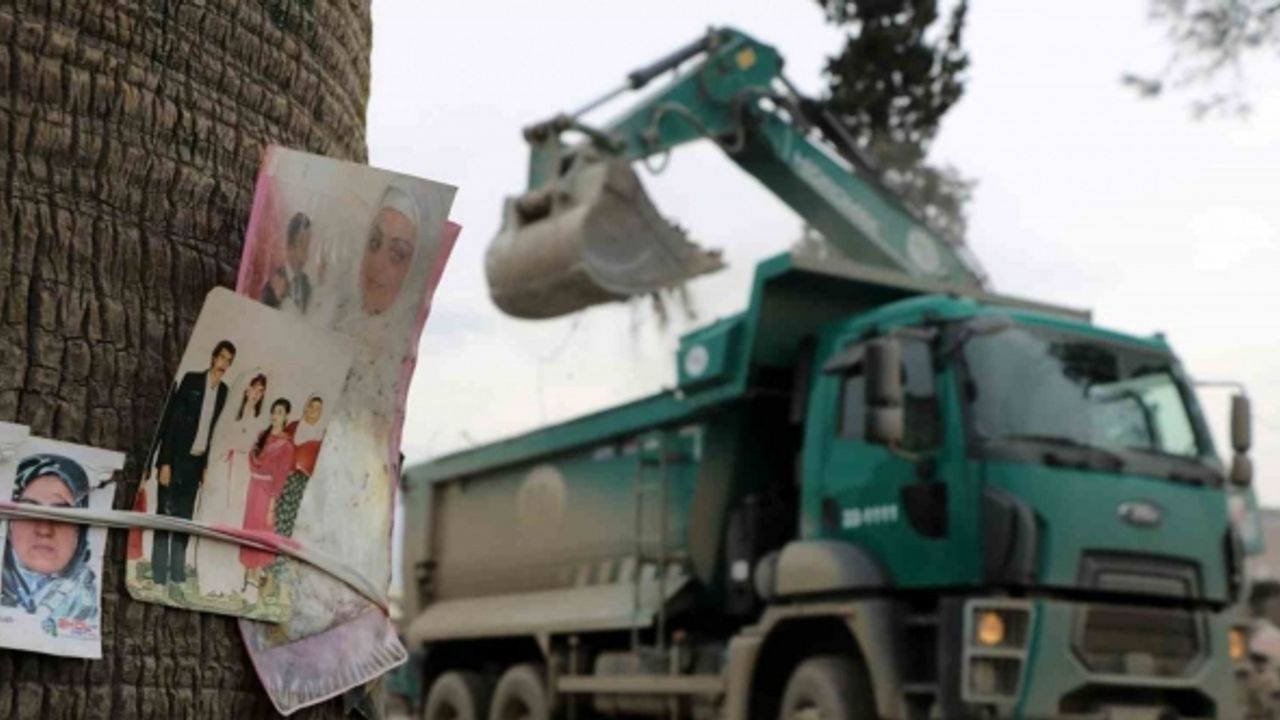 Deprem geride acı hatıralar bıraktı: Enkazdan çıkan fotoğraflar ağaçlara bağlanıyor