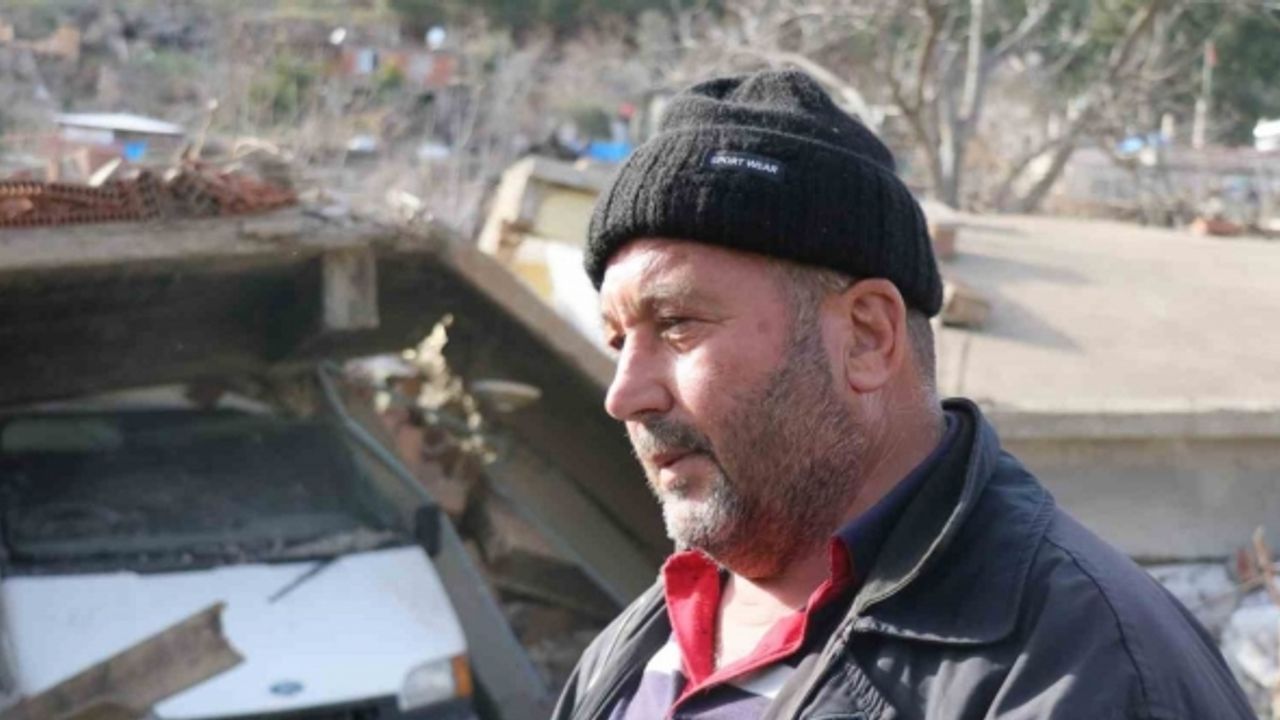 Depremde yıkılan evden betonları tutan traktör ve minibüs sayesinde kurtuldular