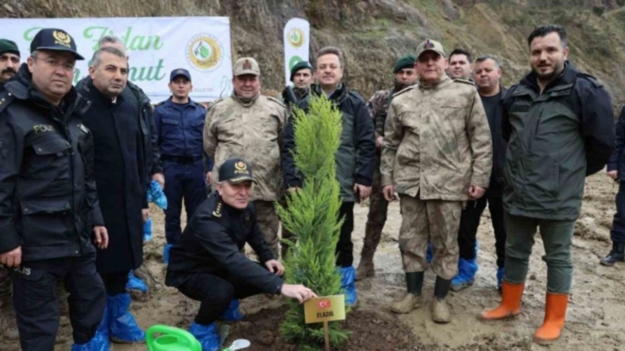 Depremden etkilenen illeri temsilen 2 bin 800 adet fidan toprakla buluştu
