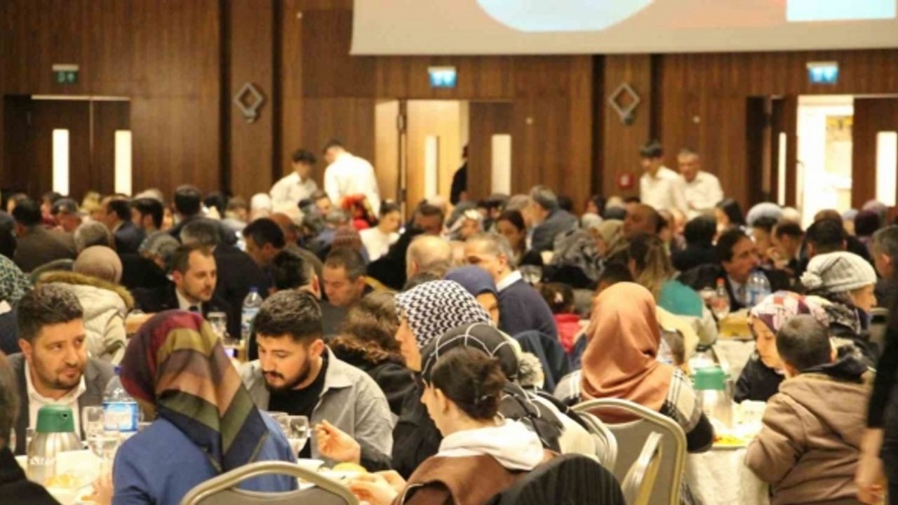 Depremzedeler, gazi ve şehit aileleri ilk iftarda bir araya geldi