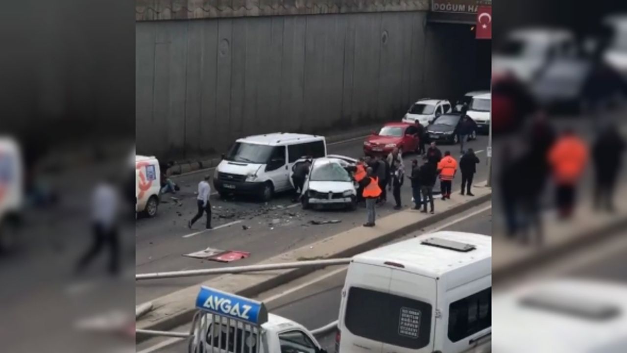 Diyarbakır’da 6 araç birbirine girdi: 3’ü ağır 5 yaralı