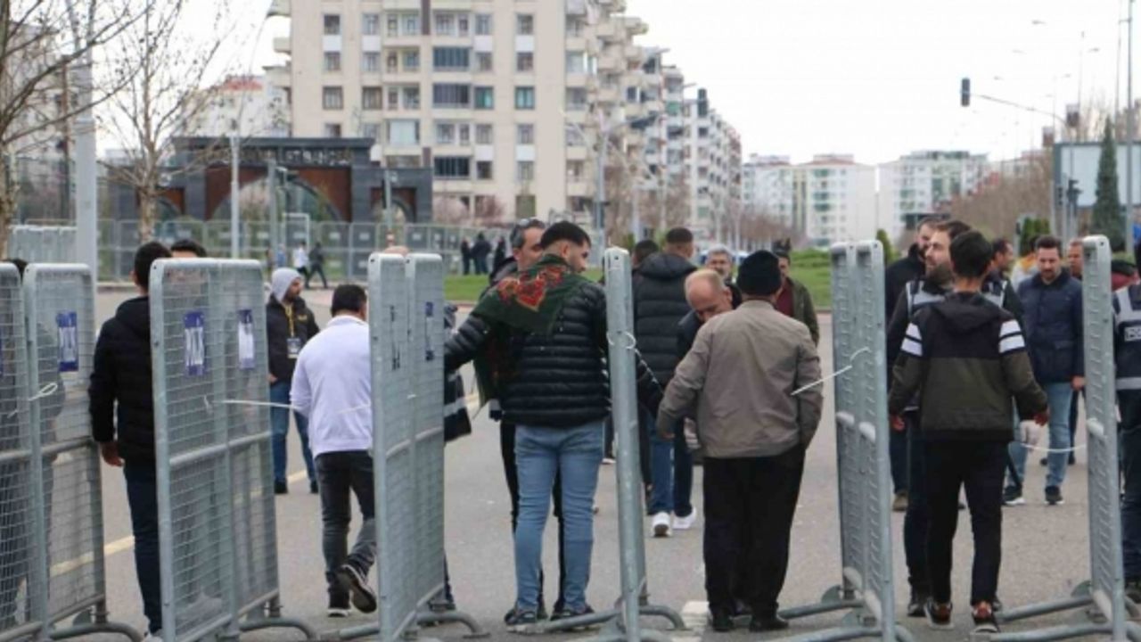Diyarbakır’da Nevruz kutlaması geniş güvenlik önlemi içinde başladı