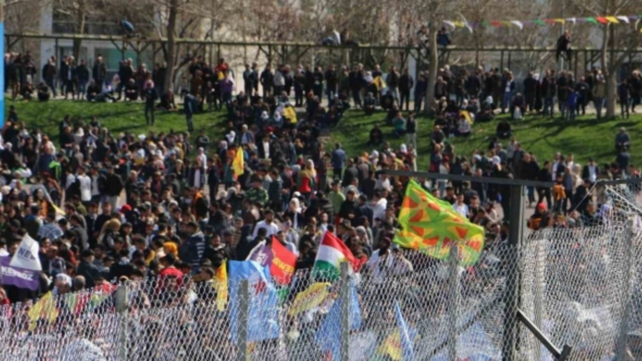 Diyarbakır’da Nevruz kutlamasında terör paçavrası açıp slogan atıldı