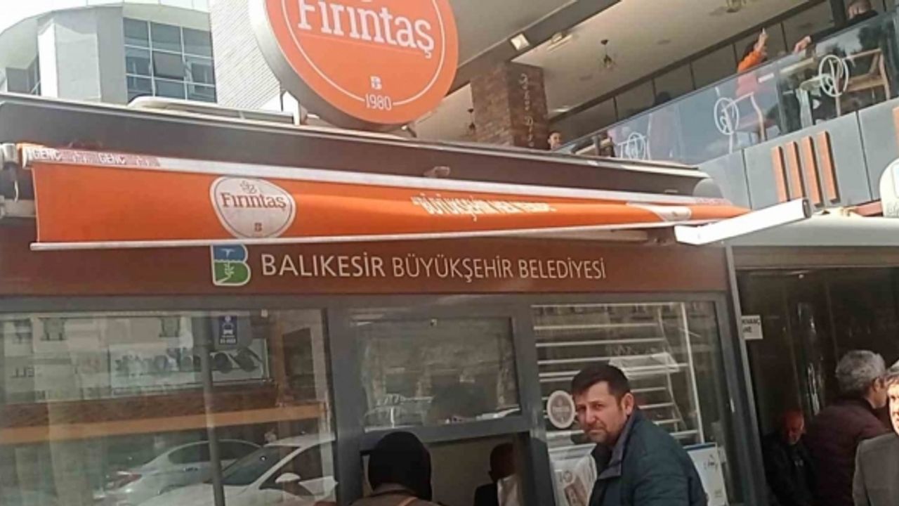 Edremit’te vatandaş Fırıntaş’ın 350 gramlık pidesine hücum etti