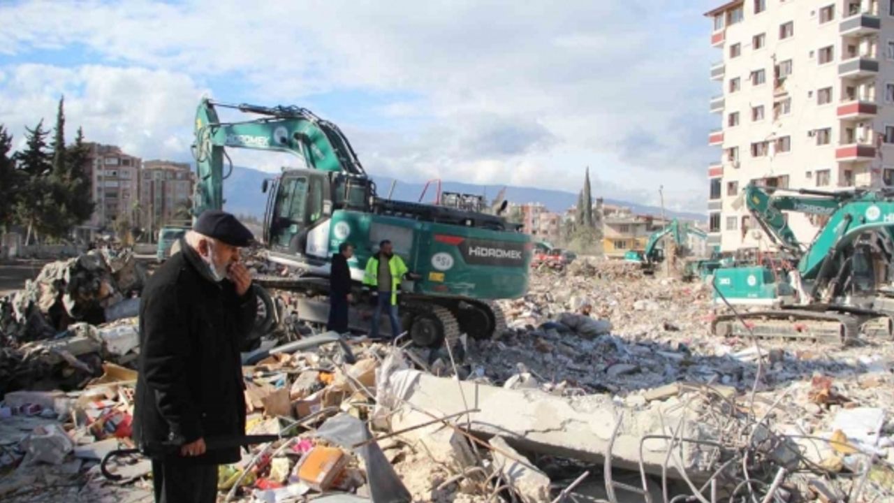 Enkazda hatıra arayan yaşlı adam: "Şu enkazla, ben de enkaz oluyorum"