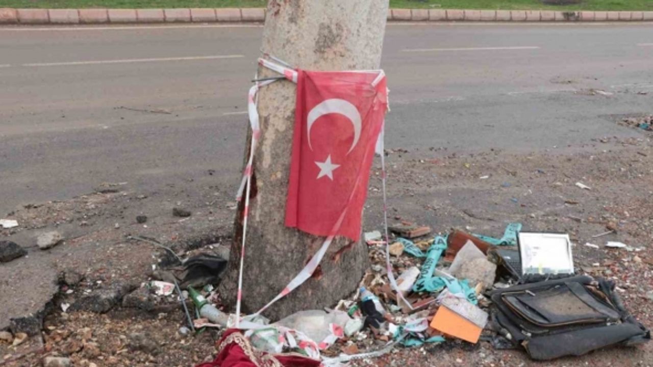 Enkazdan çıkan Türk bayrakları ve manevi değerler yerde kalmadı
