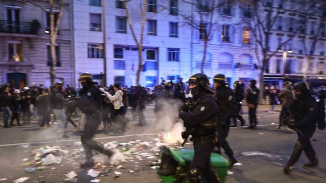 Fransa’daki gösterilerde 243 kişi gözaltına alındı