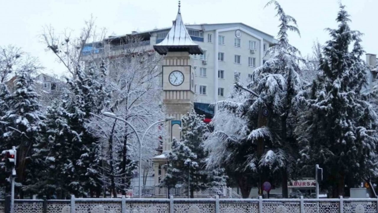 Geceden sabaha kadar yağan kar yağışı sonrası şehir eşsiz güzelliğe büründü
