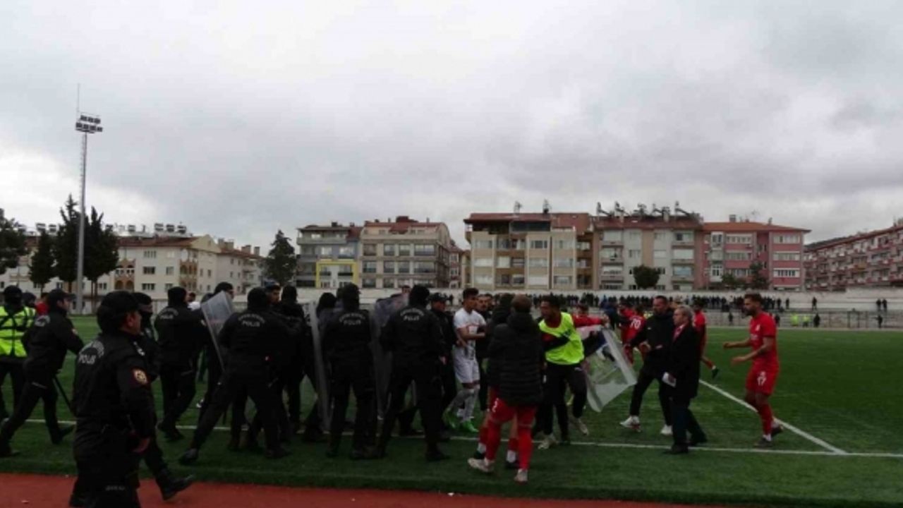 Gergin geçen maçın galibi Tefenni Belediyespor oldu