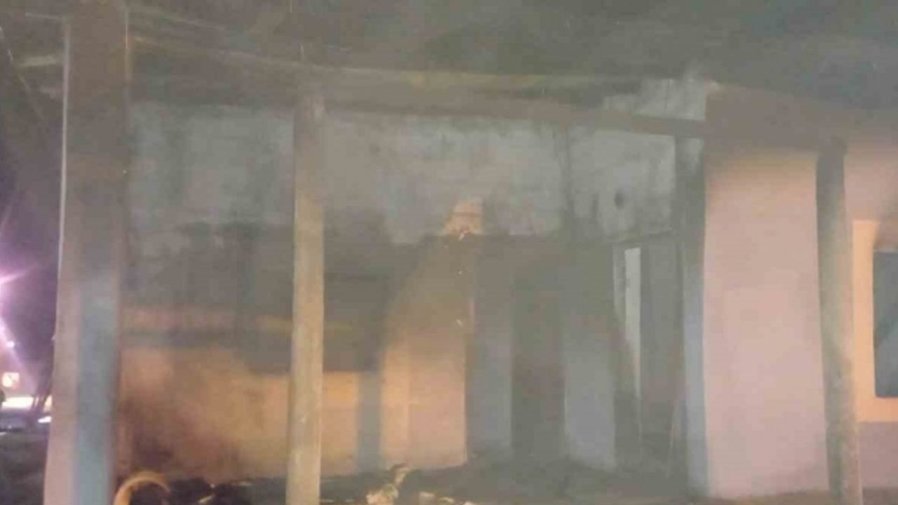 Gürpınar’da alevlere teslim olan ev kullanılamaz hale geldi