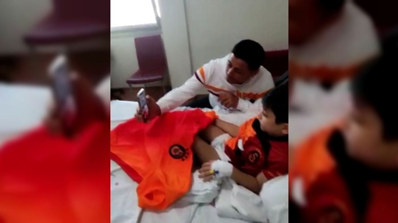 Hastanede tedavi olan Ömer Halis, Galatasaraylı futbolcular ile görüştü