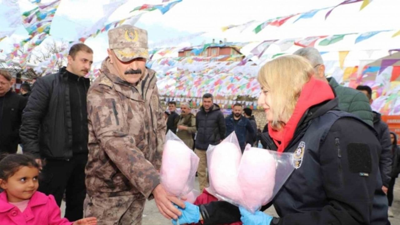 HDP’nin nevruz kutlamasına katılan çocuklara polisten pamuk şekeri ikramı