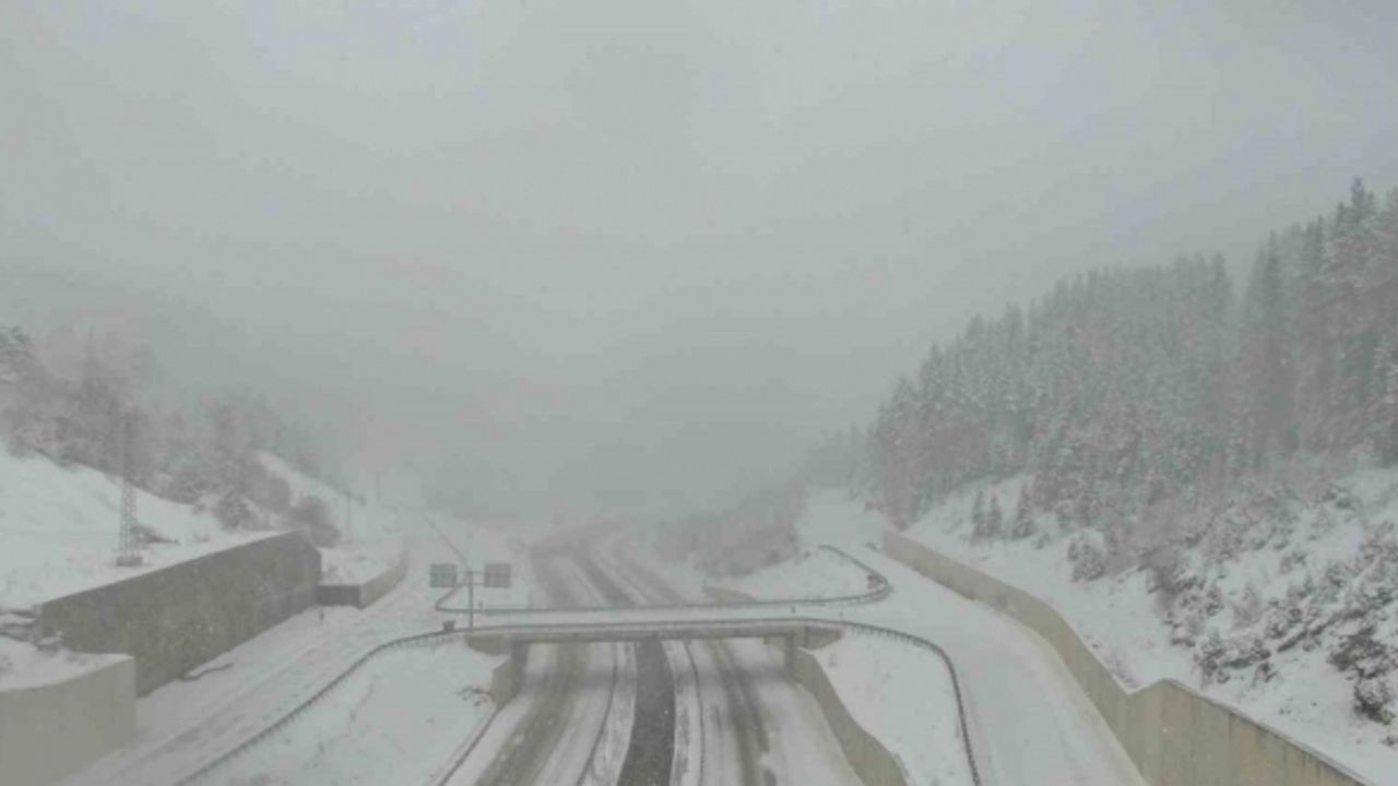 Ilgaz Dağı geçişinde yoğun kar yağışı ve tipi etkili oluyor: Kar kalınlığı 40 santimetreye ulaştı