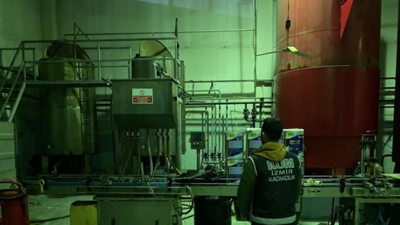 İzmir’de fabrikada 254 ton kaçak akaryakıt ele geçirildi