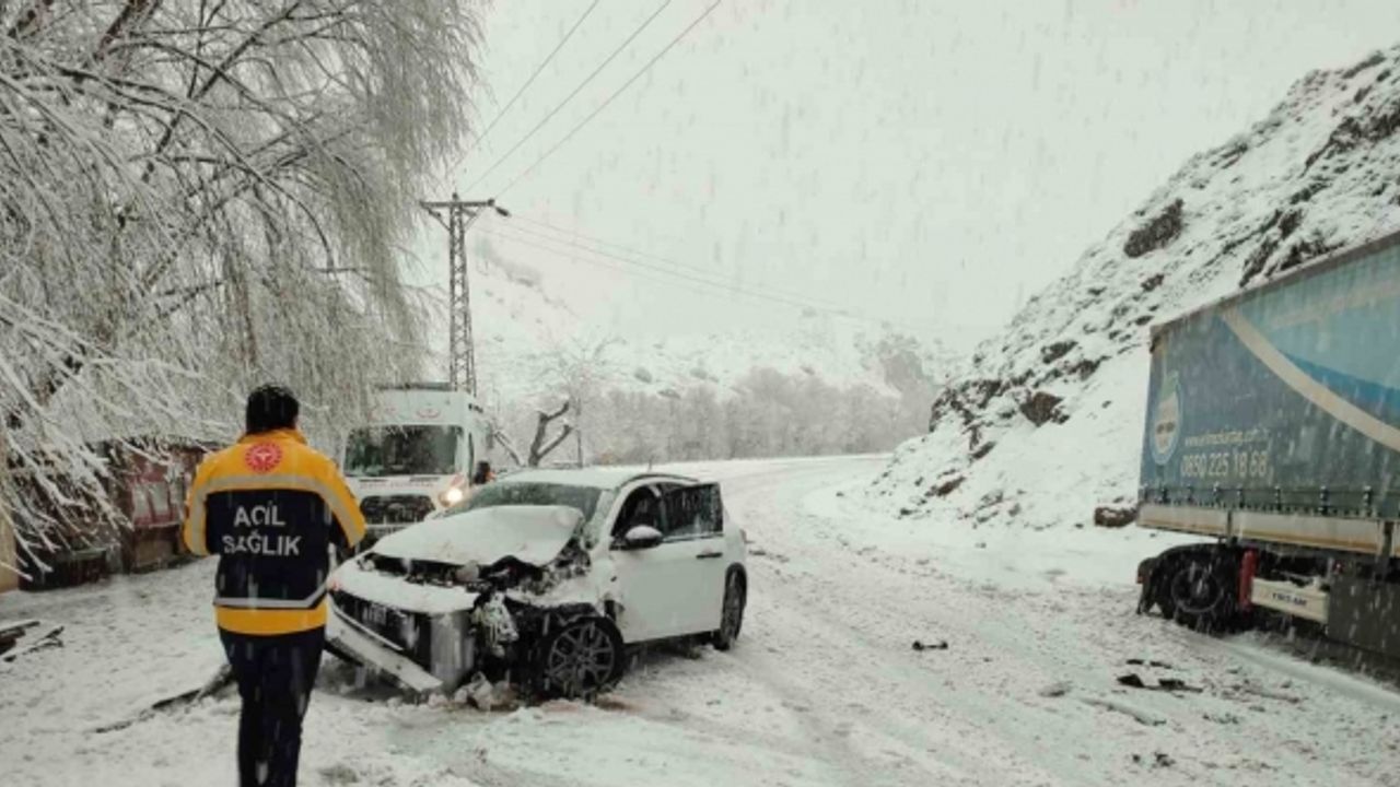 Kar yağışı kazaya neden oldu, iki araç çarpıştı: 2 yaralı
