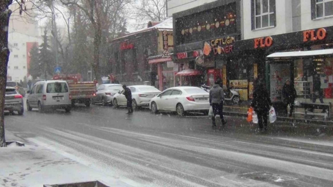 Kars’ta kar yağışı ve tipi etkili oluyor