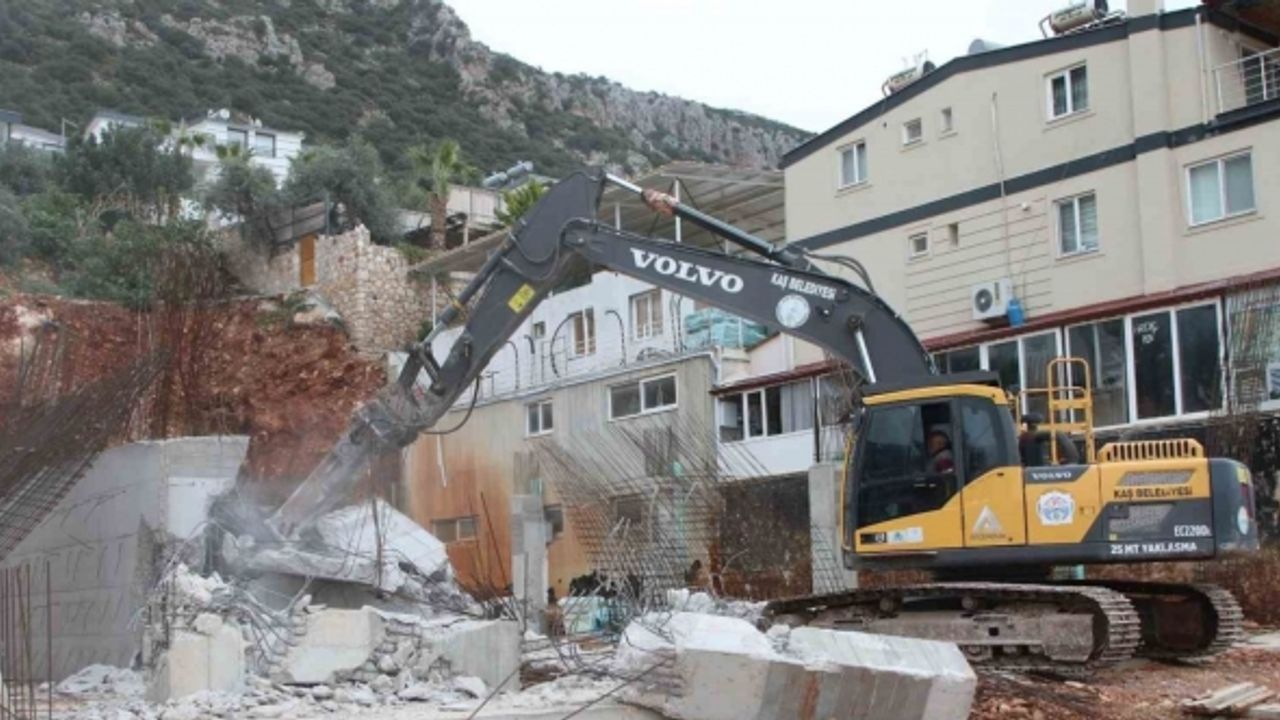 Kaş’ta kaçak yapı belediye ekipleri tarafından yıkıldı
