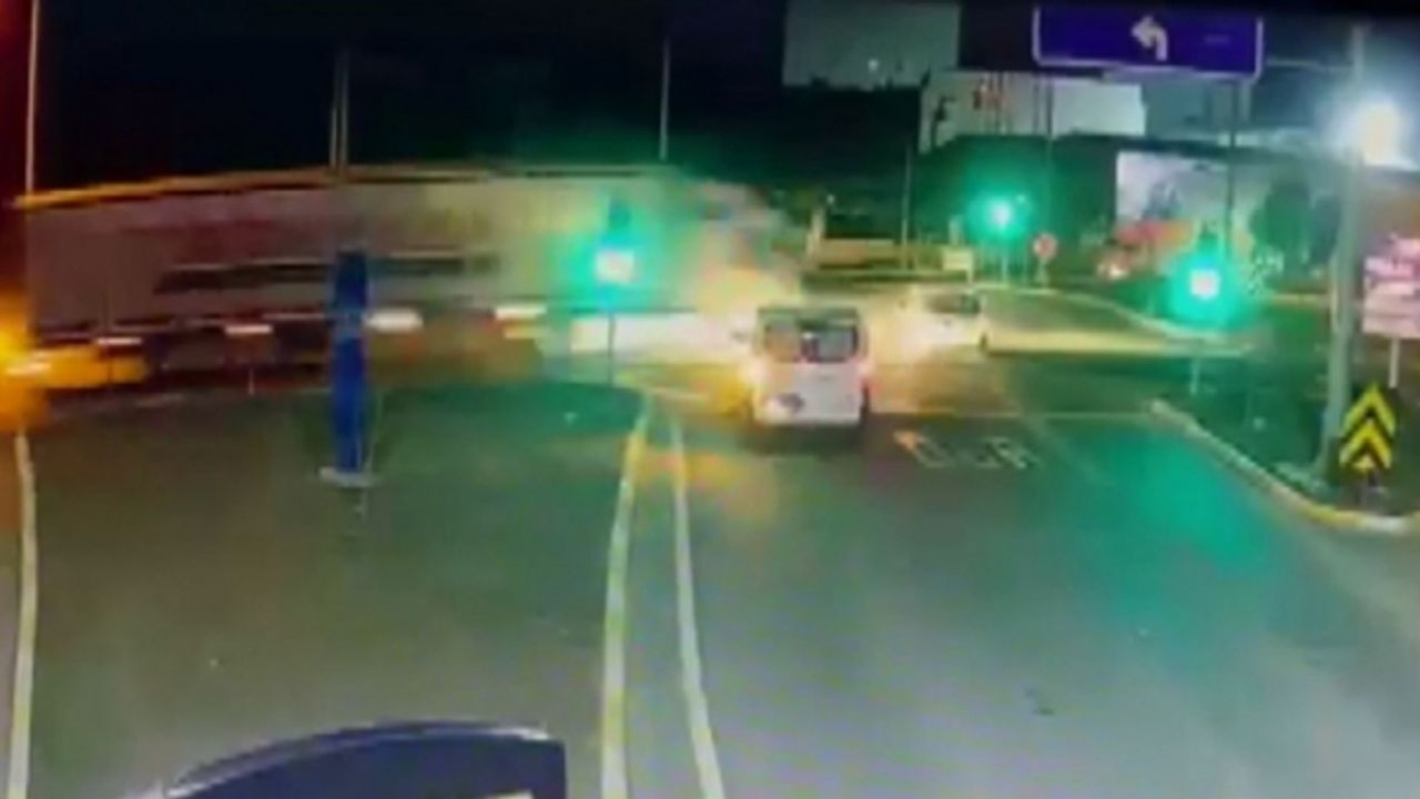 Kırmızı ışıkta geçen tırın hafif ticari araca vurma anı güvenlik kamerasında