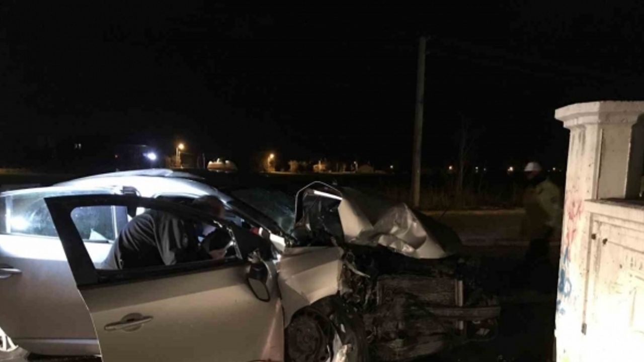 Kontrolden çıkıp duvara çarpan otomobilin sürücüsü hayatını kaybetti