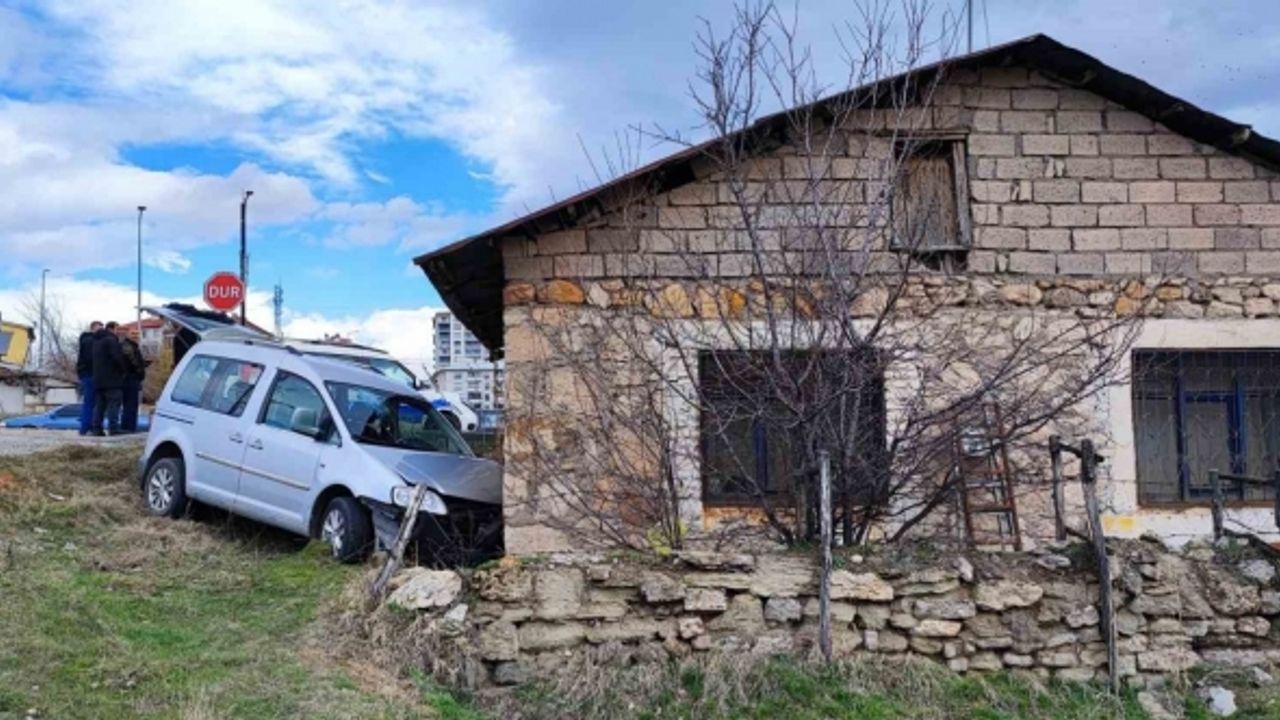 Kontrolden çıkıp evin duvarına çarptı: 5’i çocuk 7 yaralı
