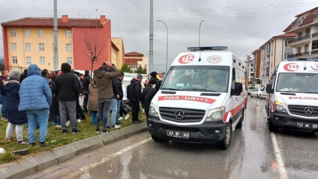 Kütahya’da işçi servisi ile münibüs çarpıştı: 7 yaralı