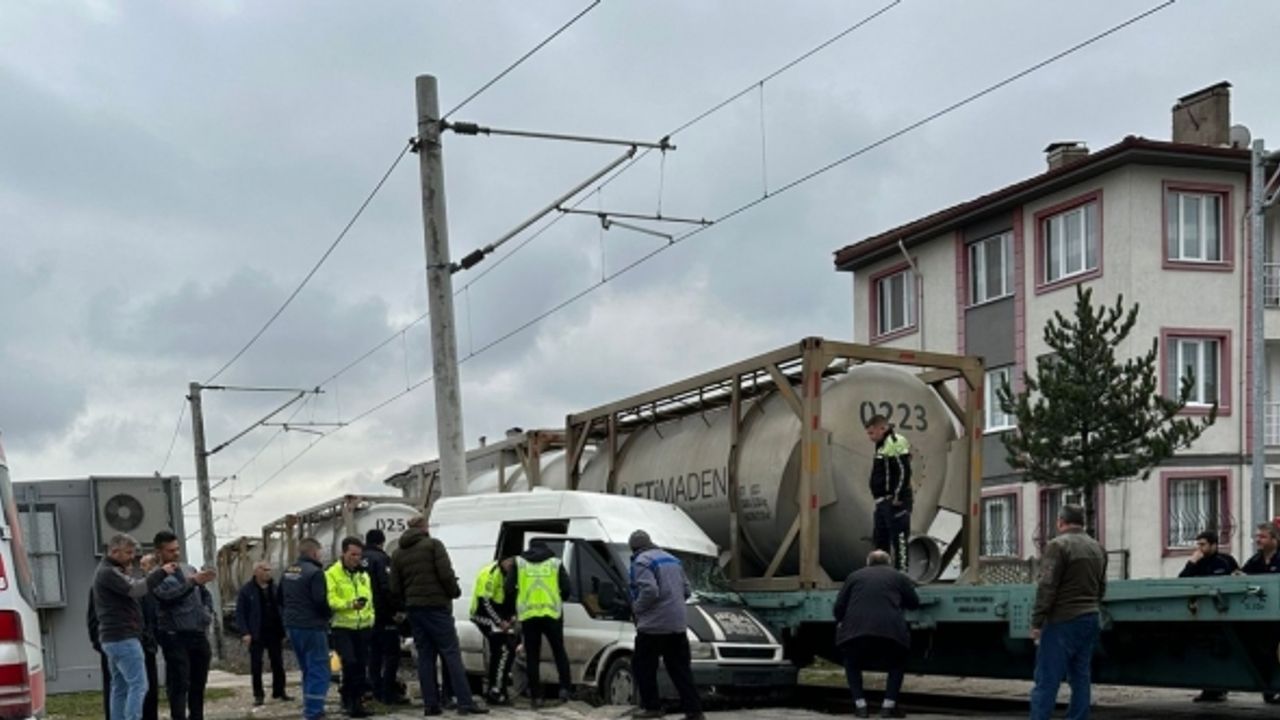Kütahya’da yük treni minibüse çarptı: 1 yaralı