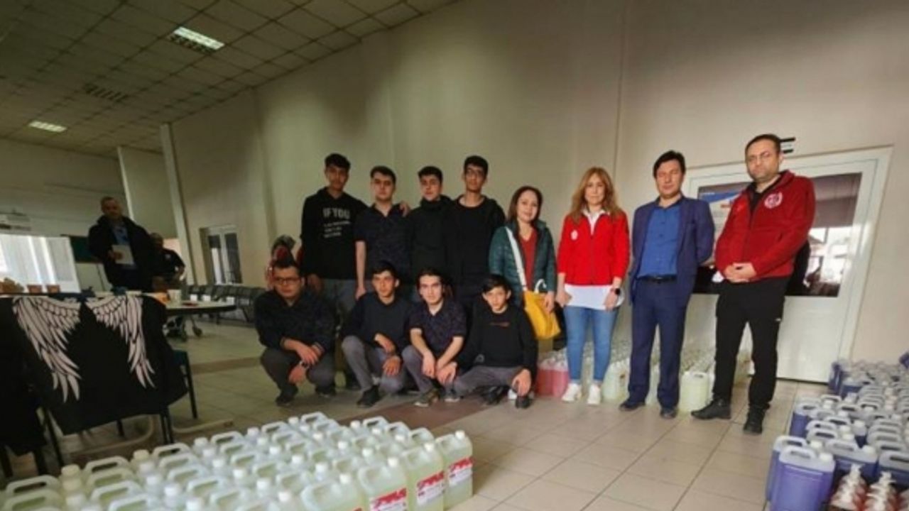 Lise öğrencileri depremzedeler için yüzlerce litre hijyen malzemesi üretti