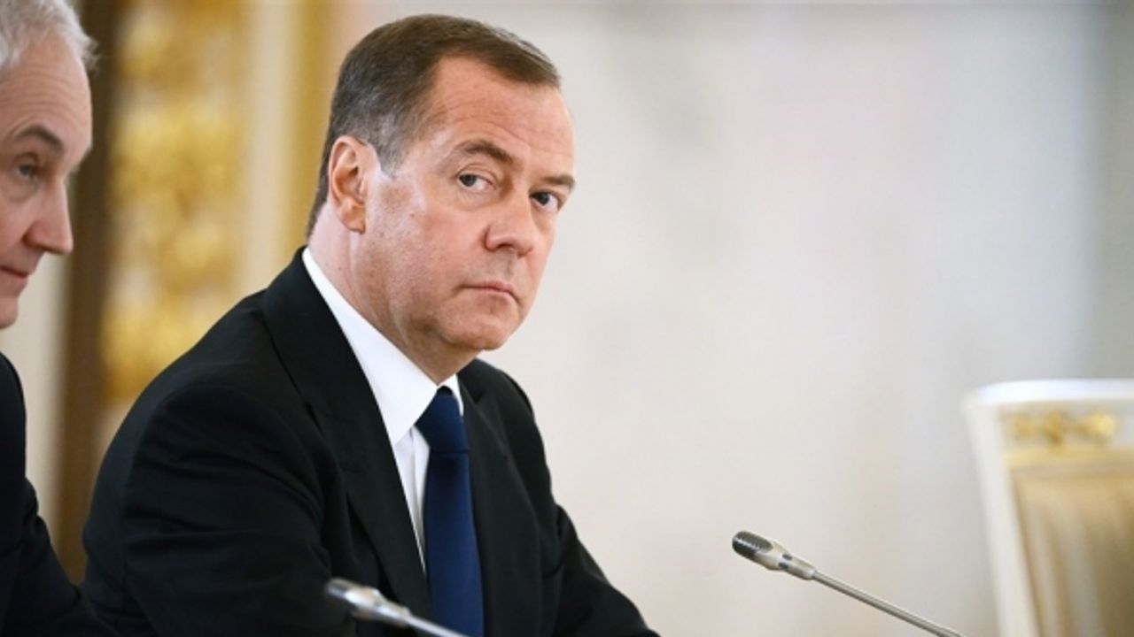 Medvedev: “Almanya’nın Putin’i tutuklaması, Rusya’ya savaş ilanı olur”