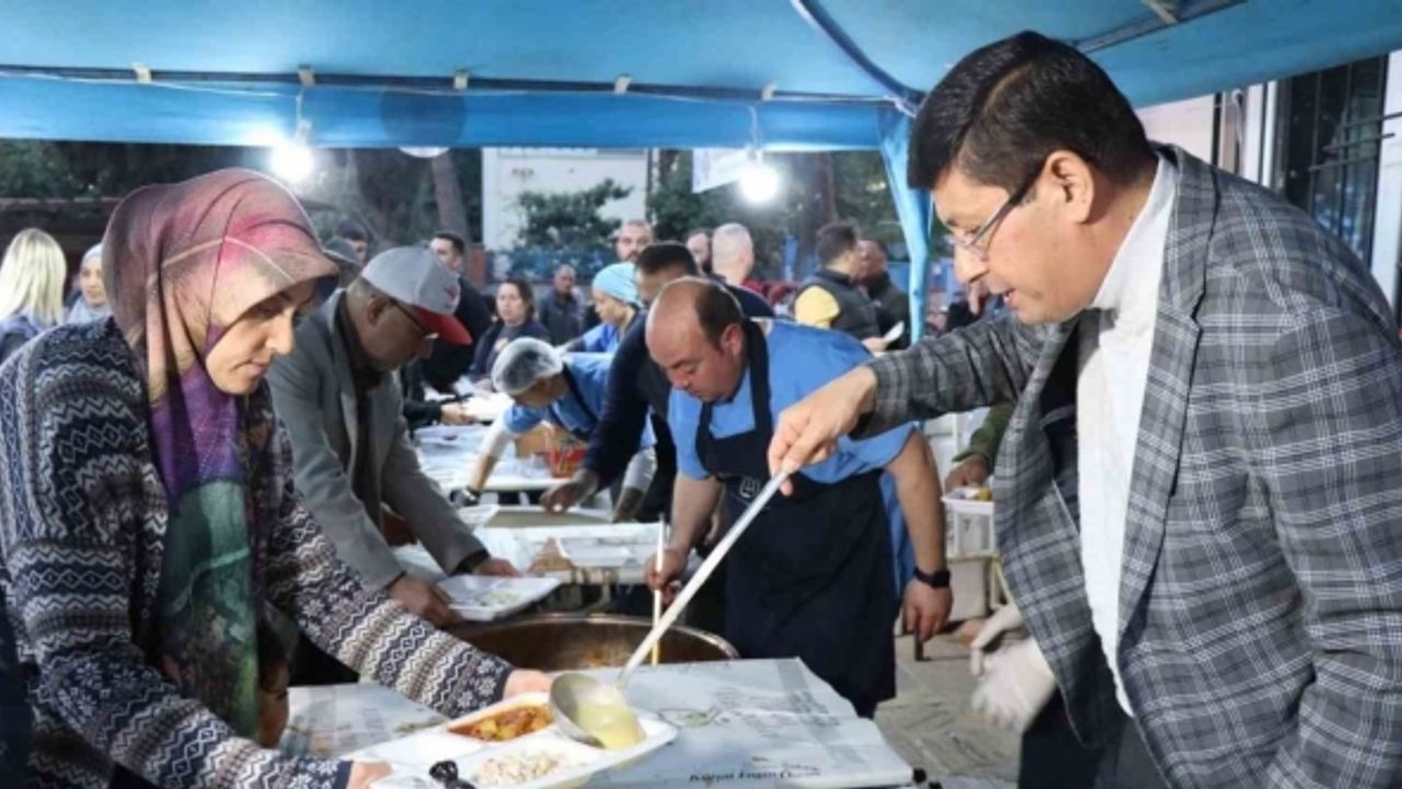 Nazilli Belediyesi’nin iftar sofralarında vatandaşlar bir araya geliyor