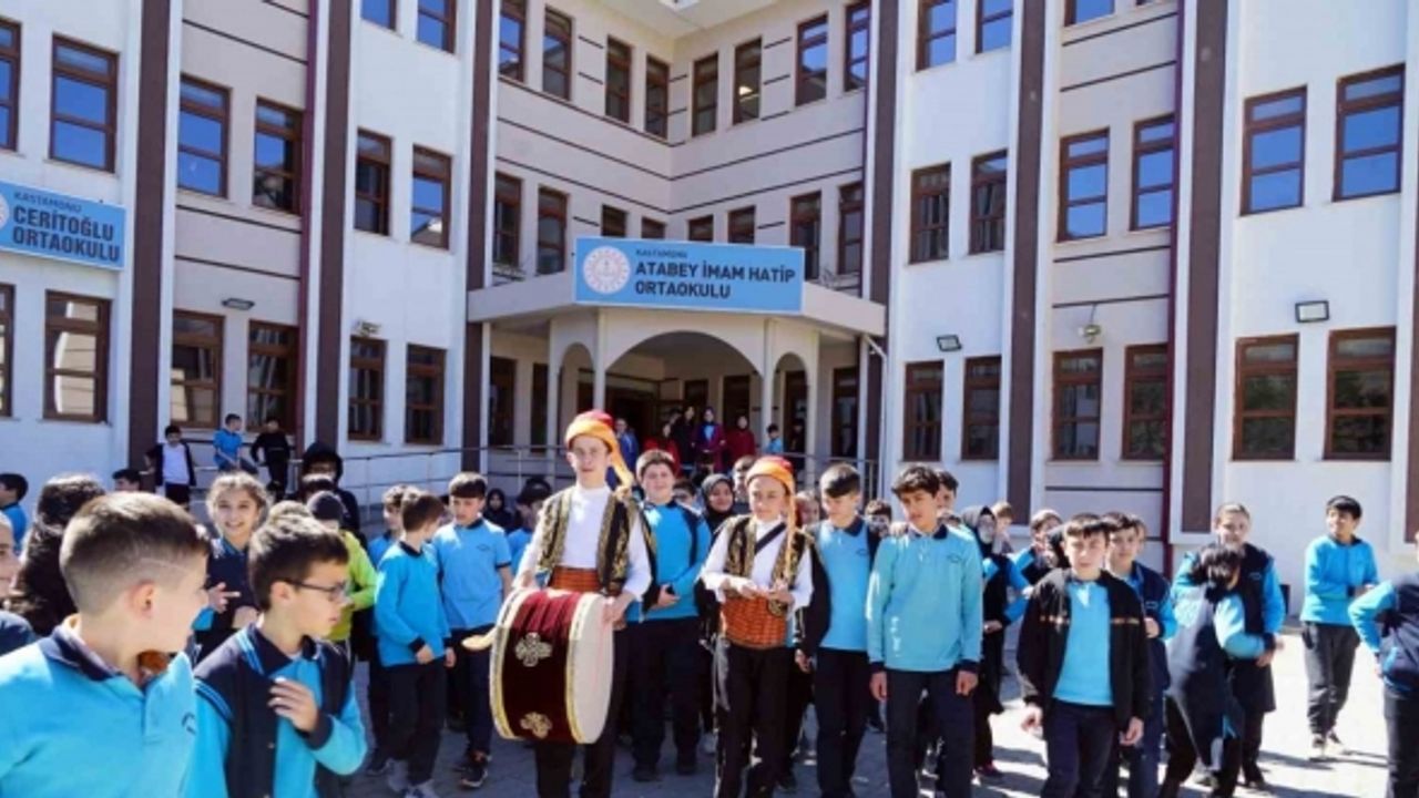 Öğrenciler teneffüs zili yerine davul çalarak Ramazan ruhunu yaşatıyor