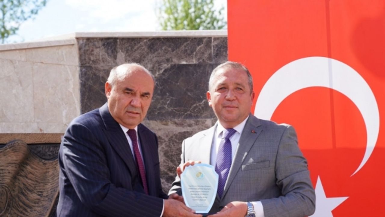 Otgöz, çalışma arkadaşı Türkan’a ’teşekkür plaketi’ takdim etti