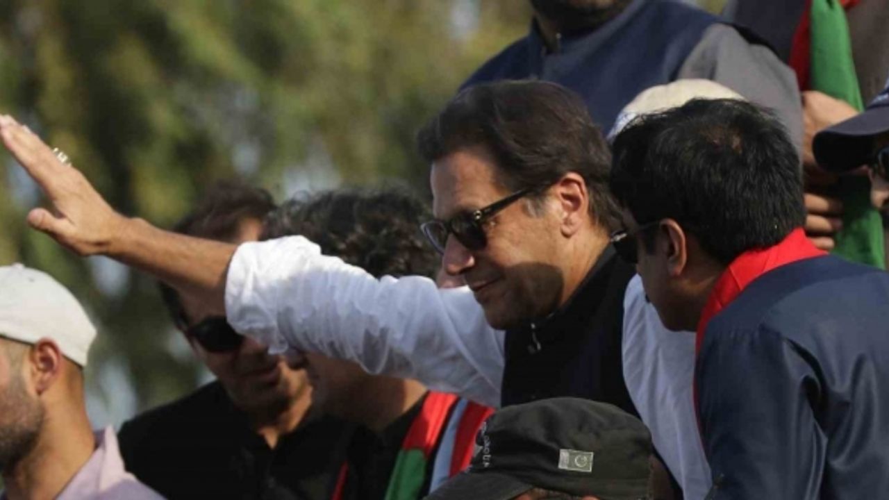 Pakistan’ın eski Başbakanı Khan hakkında iki tutuklama emri çıkarıldı