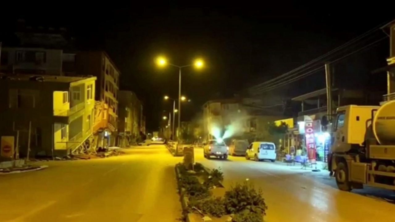 Siirt Belediyesi, Hatay’da temizlik ve ilaçlama çalışmalarına destek veriyor