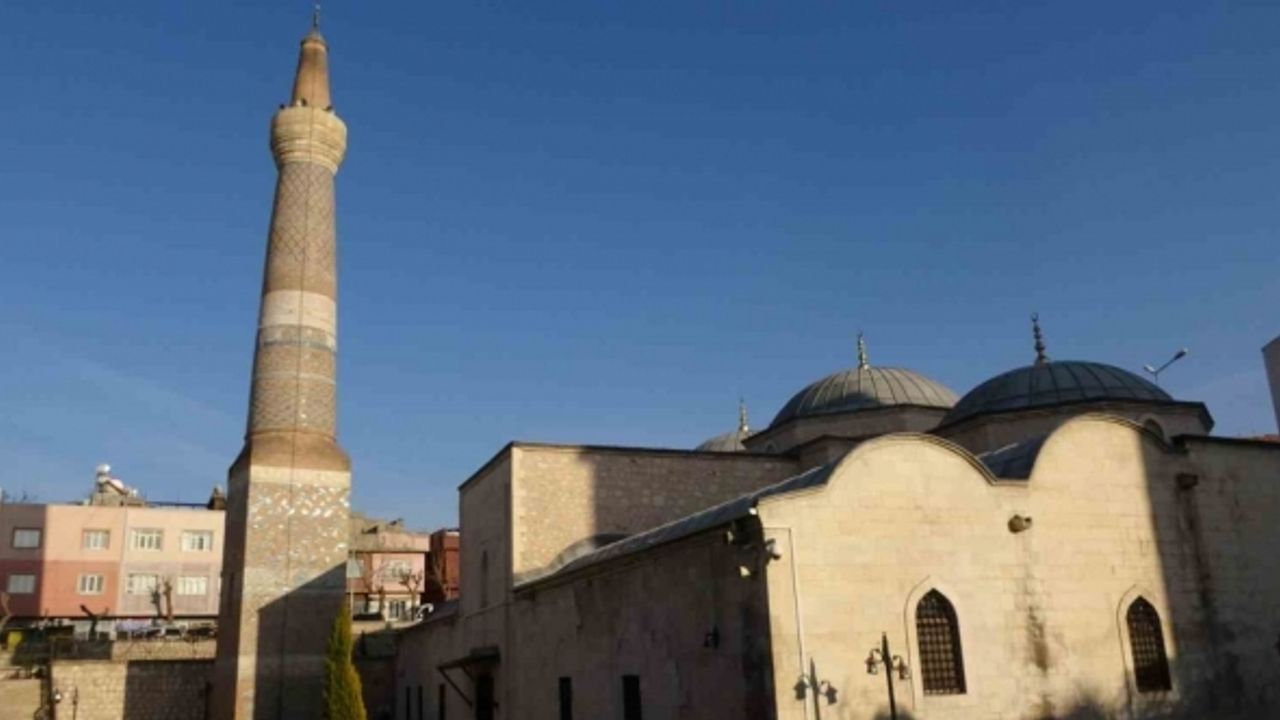 Siirt’te 9 asırlık tarihi Ulu Camii dayanıklılığıyla depreme meydan okuyor