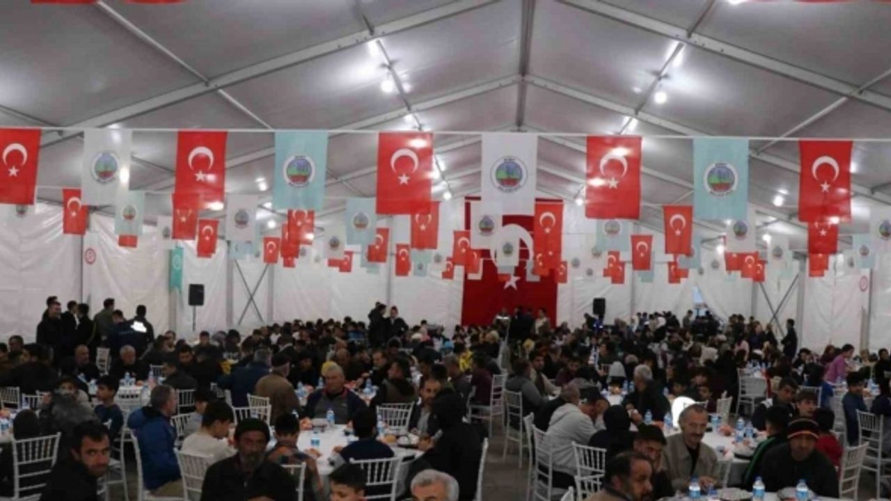 Siirt’te depremzedeler ve vatandaşlar için iftar çadırı kuruldu