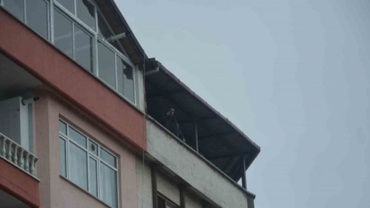Silahıyla 2 kişiyi yaralayan şahıs çıktığı çatıda vatandaşlara korkulu anlar yaşattı