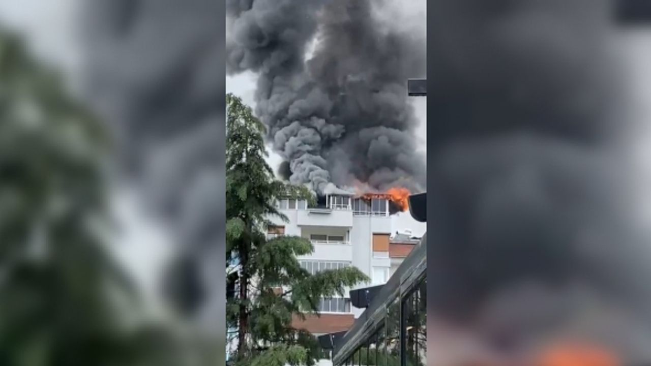Site içinde bulunan apartmanın çatısı alev alev yandı