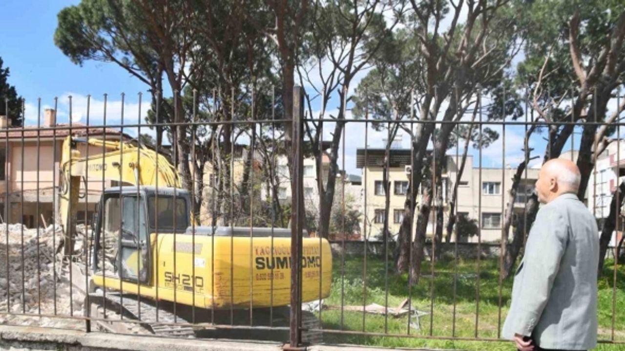 Söke’de 20 yıl çalıştığı kurumun binasının yıkımını hüzünle izledi