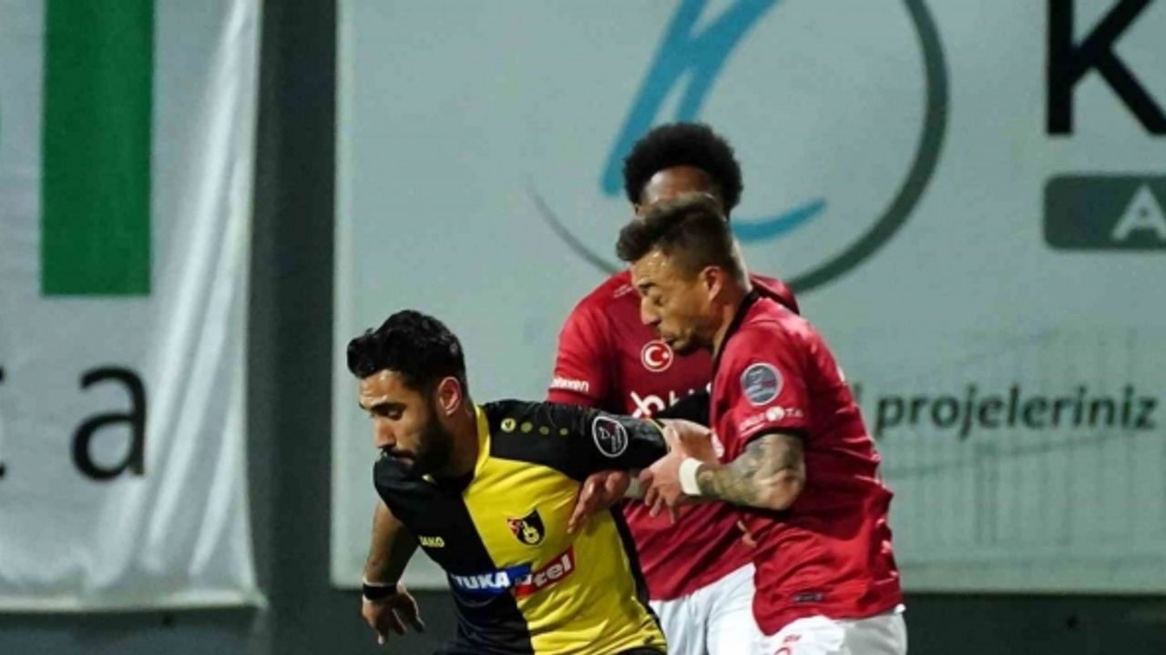 Spor Toto Süper Lig: İstanbulspor: 1 - DG Sivasspor: 0 (İlk yarı)