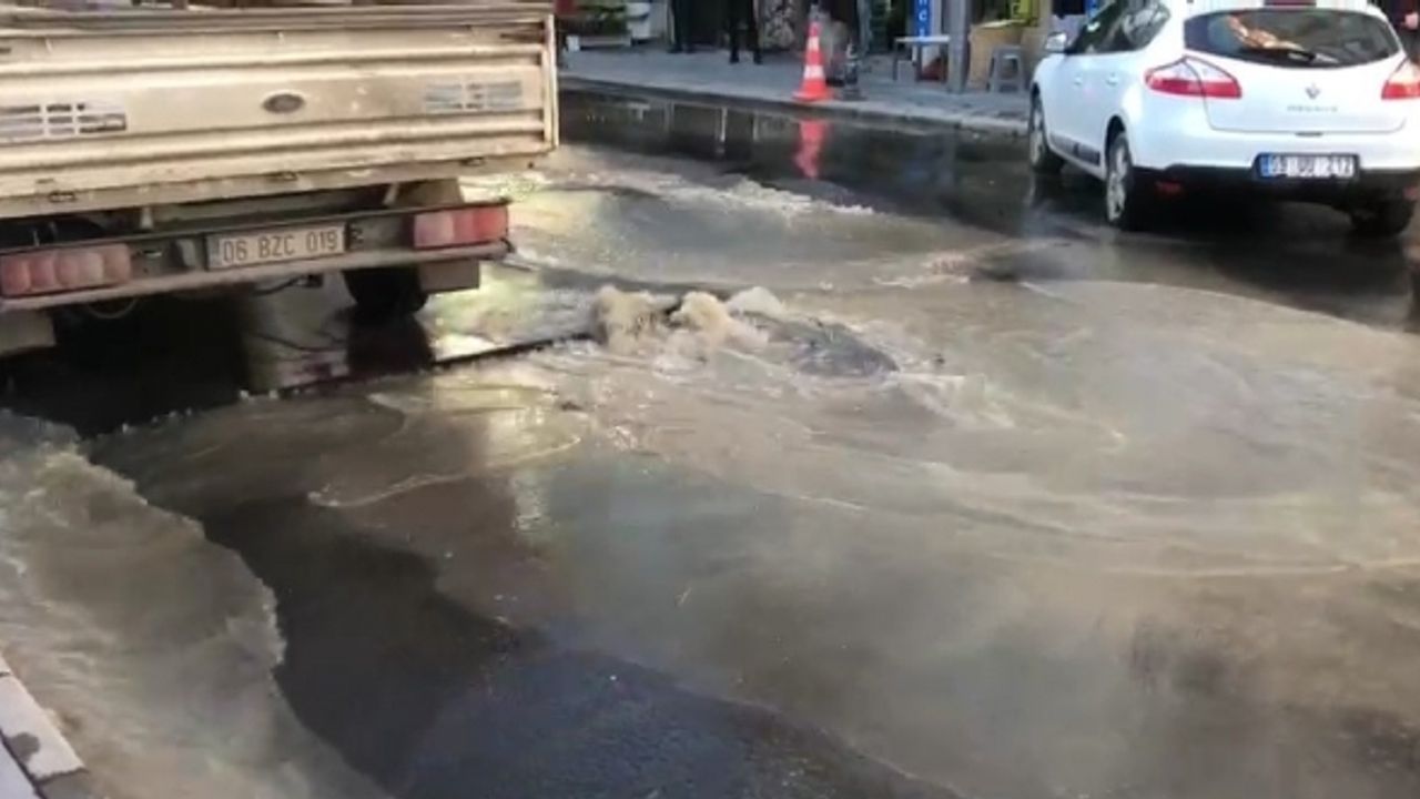 Su borusu patladı, asfaltı yardı, yolu adeta göle çevirdi