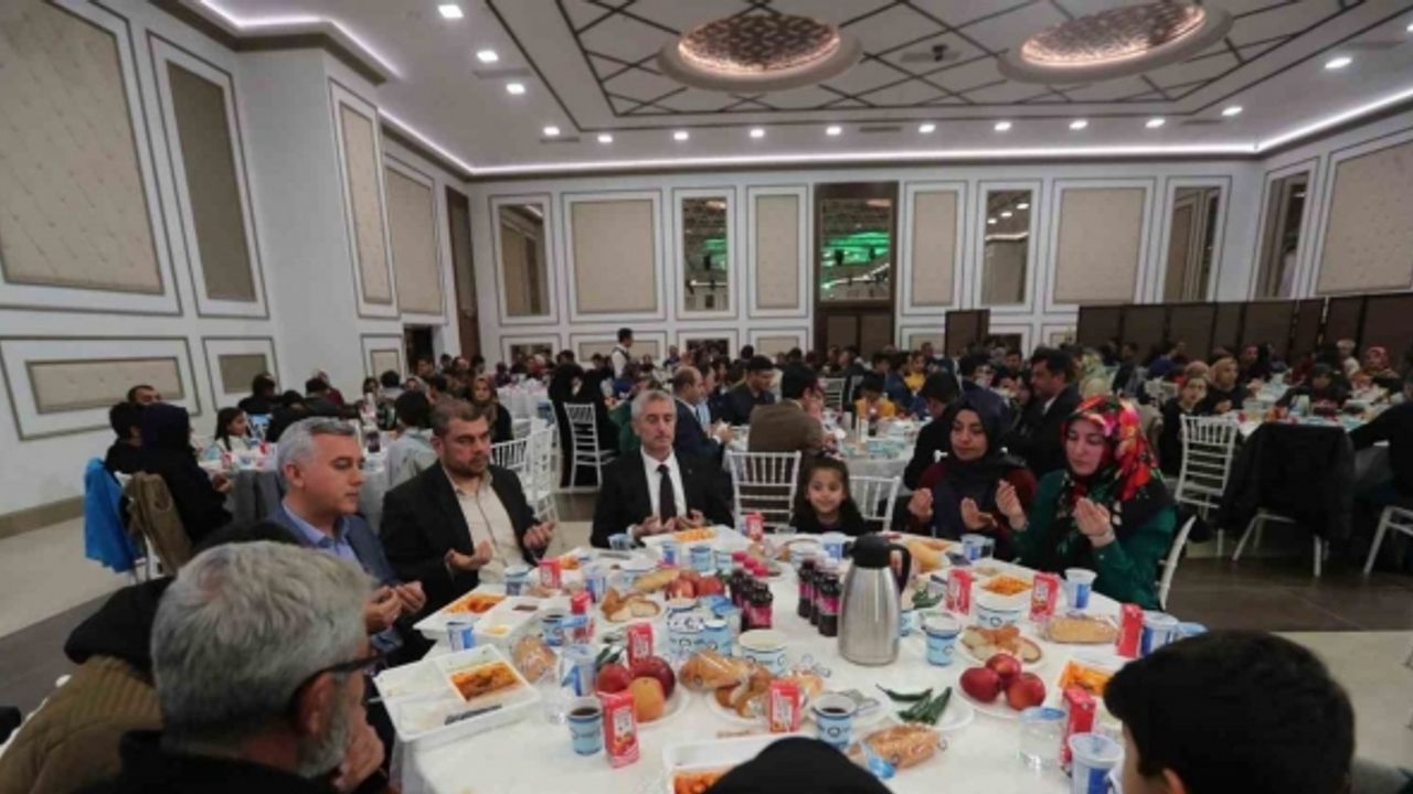 Tahmazoğlu umreye giden öğrenciler ve aileleri ile iftarda bir araya geldi